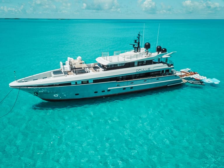Motor Yacht OCULUS - Luxury crewed charter yacht in the Caribbean